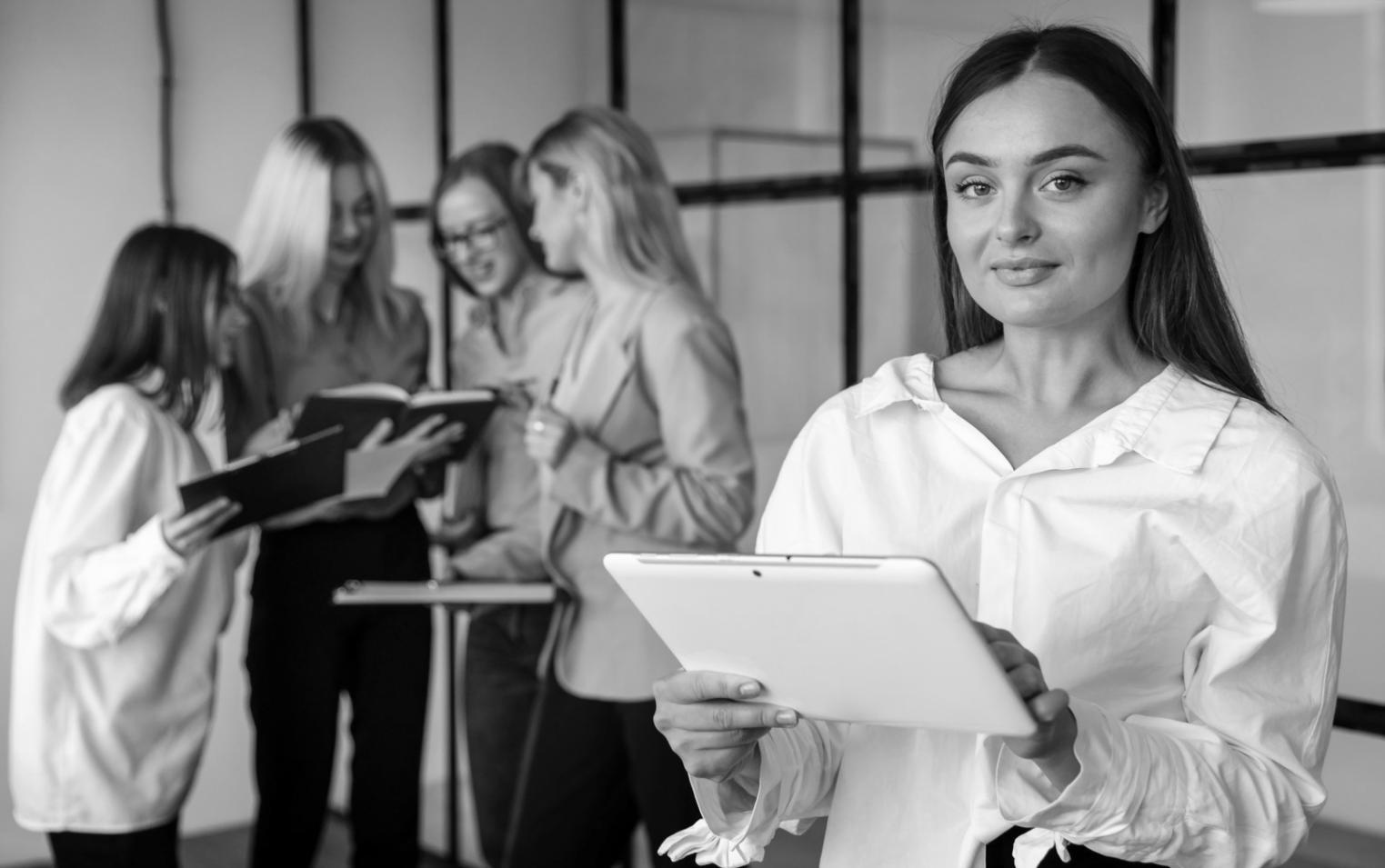 Espacio de trabajo de análisis financiero con documentos y tecnología